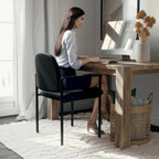 Chaise de réception latérale empilable en acier avec accoudoirs, modèle Confort