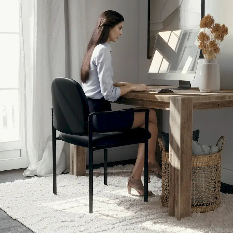 Chaise de réception latérale empilable en acier avec accoudoirs, modèle Confort