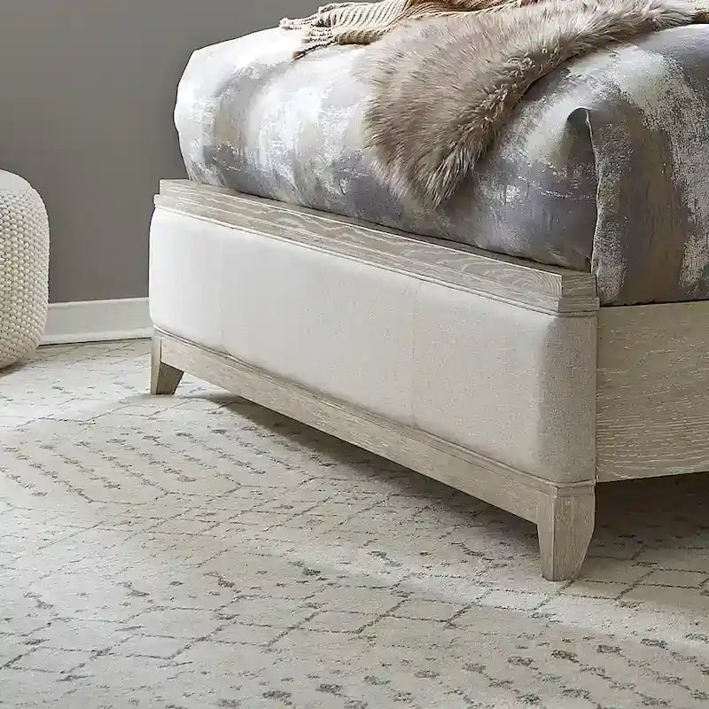 Lit rembourré King California Belmar Taupe lavé et champagne argenté