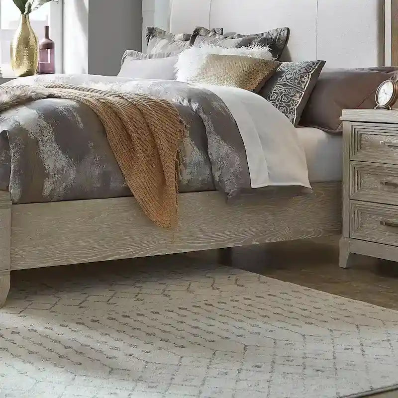 Lit rembourré King California Belmar Taupe lavé et champagne argenté